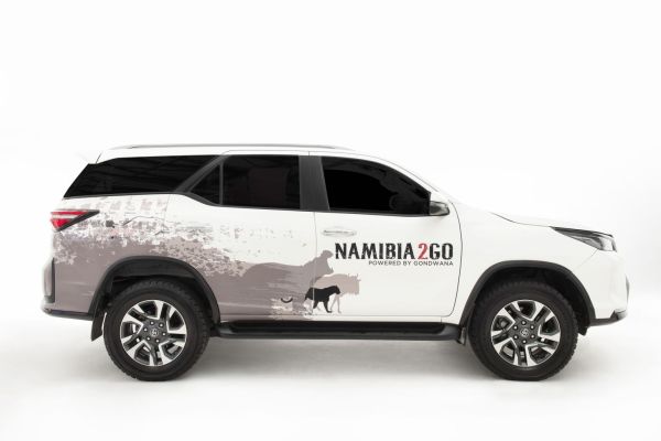 “Toyota Fortuner 4x4 automaat tijdens selfdrive over gravelroad in Namibië, ideaal voor lodge-overnachtingen.”