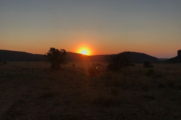 Zonsondergang boven Waterberg heuvels Zuid-Afrika