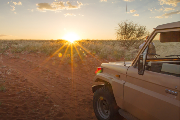 Zonsopkomst boven de duinen van de Namibwoestijn in Namibië