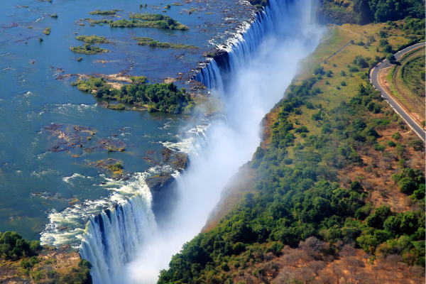 “Victoriawatervallen in Zimbabwe, een van de grootste en meest indrukwekkende watervallen ter wereld aan de Zambezi-rivier.”