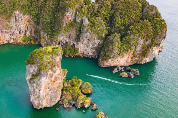 Kalkstenen rotsformaties en tropisch strand in Krabi Thailand