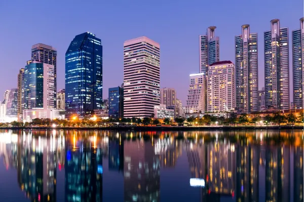 Skyline van Bangkok bij zonsondergang tijdens een Thailand rondreis