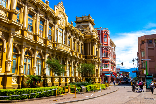 De hoofdstad San José, omringd door bergen, vormt het begin van een rondreis Costa Rica.