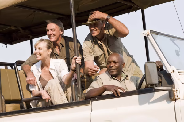 Ranger op zoek naar Big Five in Madikwe Zuid-Afrika