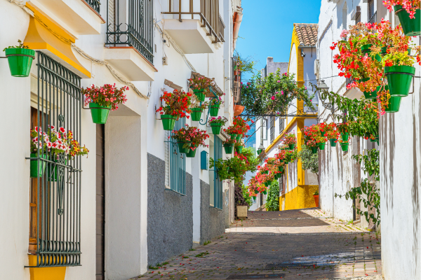 Sfeervolle straat in het historische centrum van Málaga met winkels en terrassen