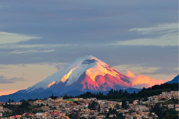 Imposante vulkaan in het Andesgebergte van Ecuador, zichtbaar tijdens een rondreis door het hoogland.