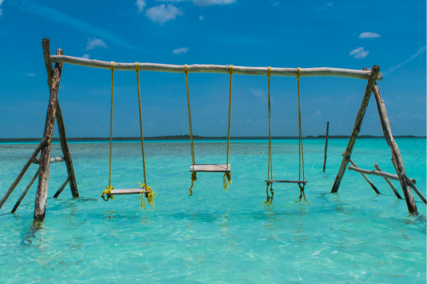 “Zeilboot op turquoise water van de Bacalar-lagune.” 