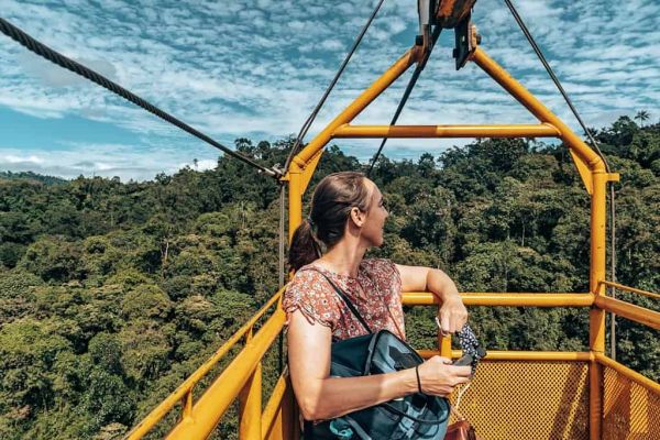 Tarabita-kabelbaan en wandelroute naar de Nambillo-waterval in het nevelwoud van Mindo.