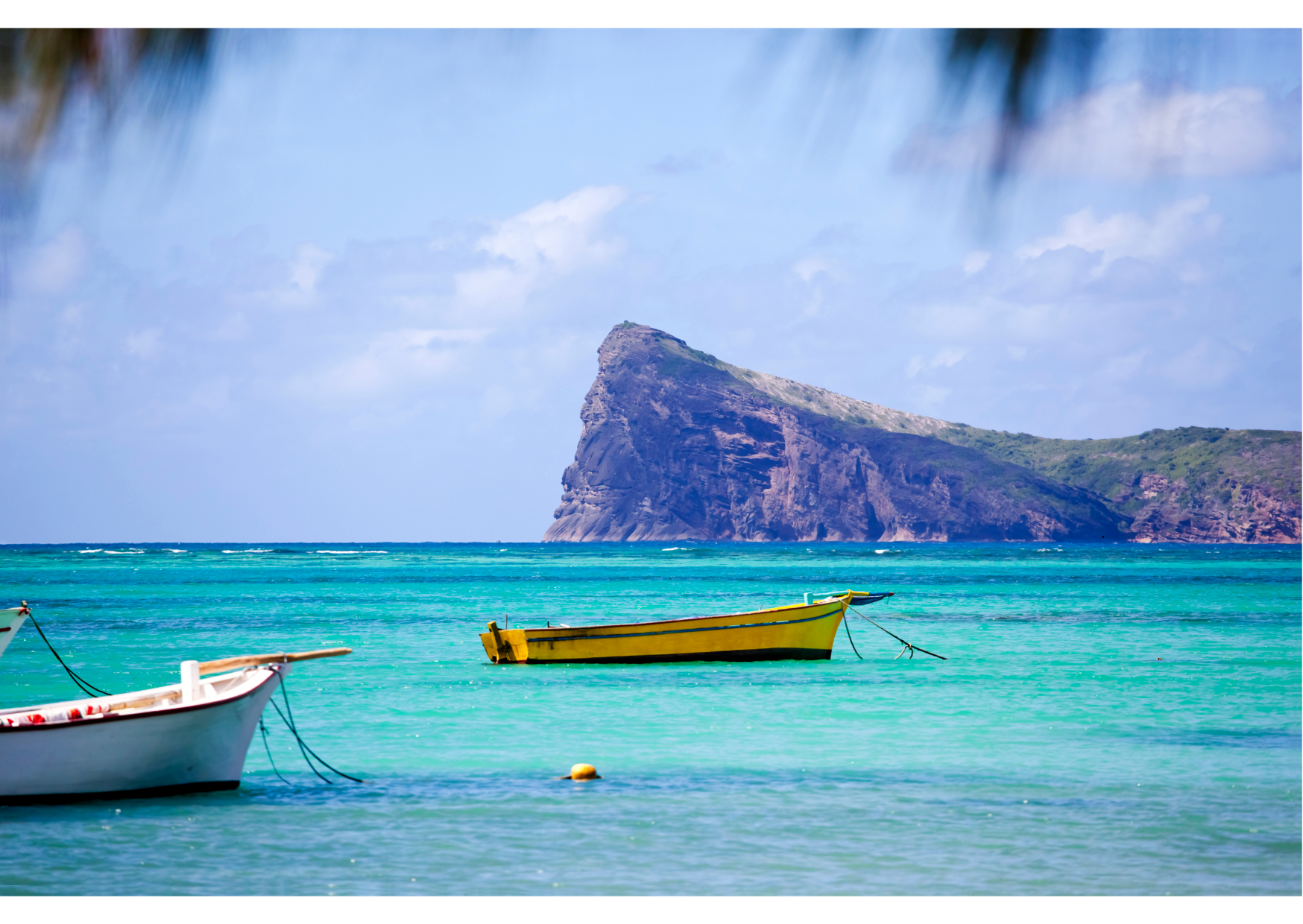 Mauritius Strand met berg en bootjes