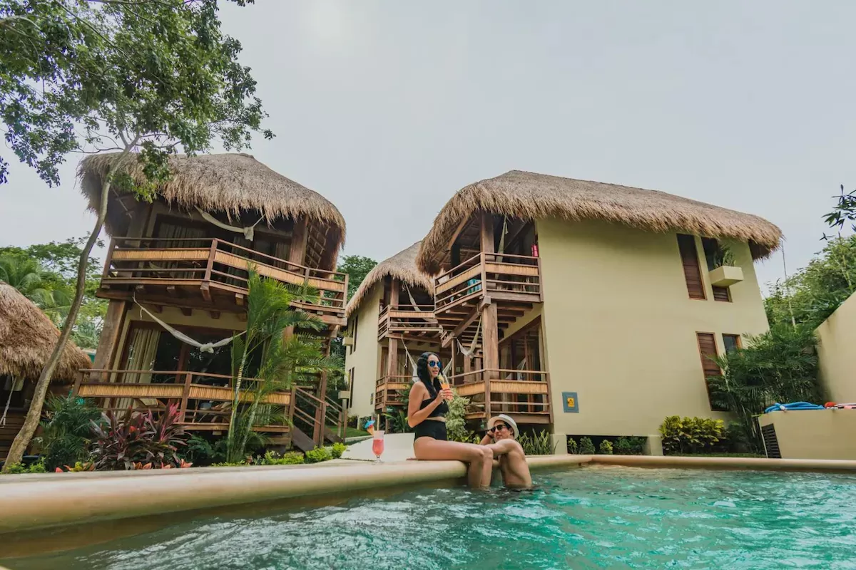 Ontspannen aan de pool area van Carolina Bacalar met turquoise uitzicht