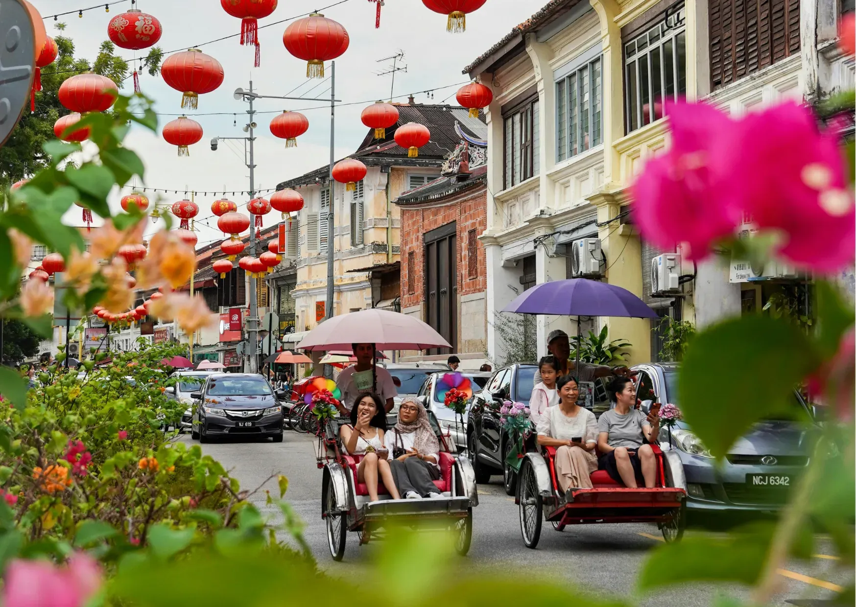 Fietstaxi’s onder rode lampionnen in het historische George Town op Penang tijdens rondreis Maleisië