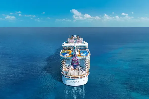 Oasis of the Seas vaart terug naar New York op open zee