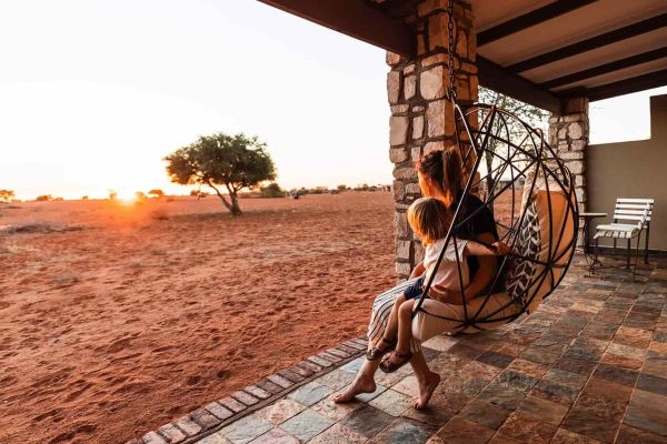 Lodge accommodatie in Namibië bij zonsondergang