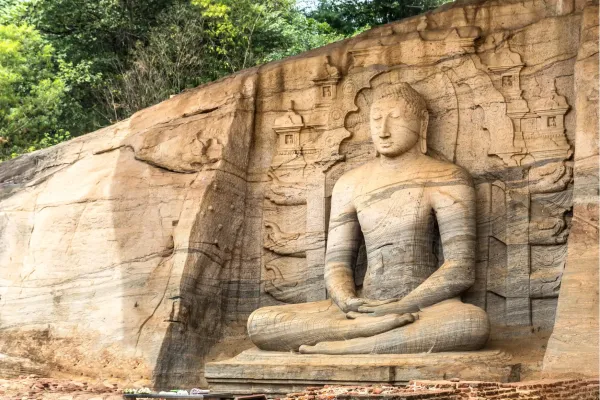 Uit graniet gehouwen Boeddhabeeld van Gal Vihara in Polonnaruwa, Sri Lanka