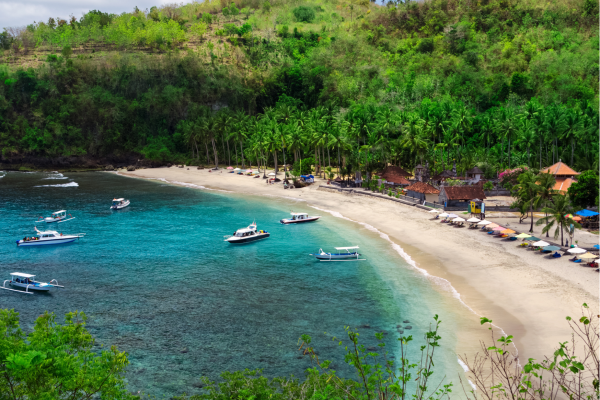 Crystal Bay strand met helder water en palmbomen