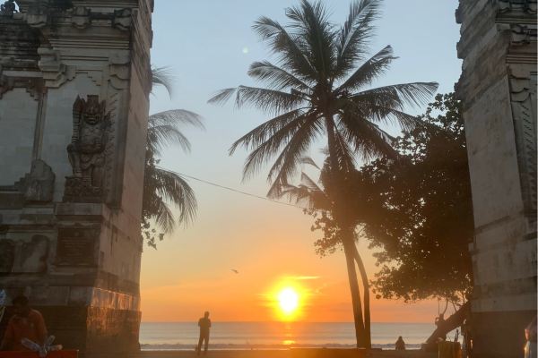 Zonsondergang Kuta beach met zon die in de zee zakt