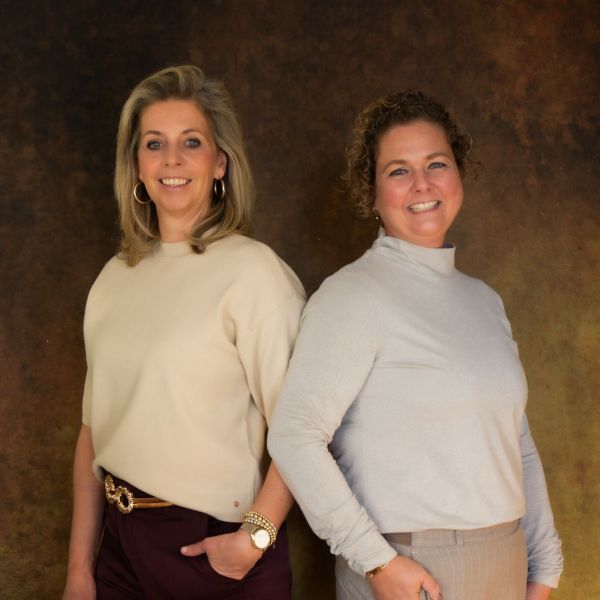 Floortje en Inge Staand