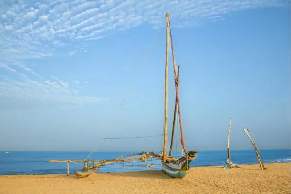 Traditionele vissersboten op het strand van Negombo in Sri Lanka