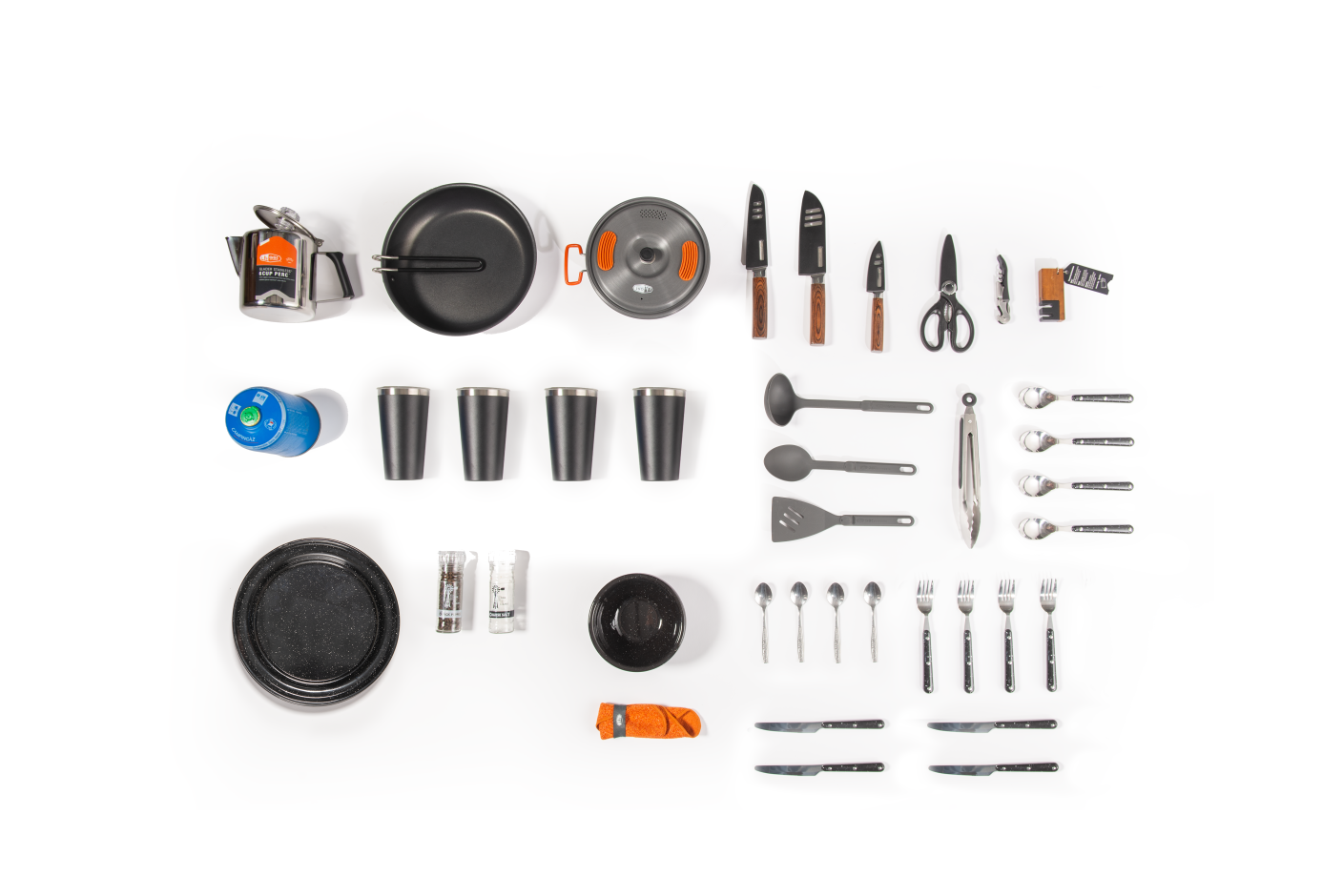 “Kampeeropstelling van Toyota Hilux Expedition Xtra Cab met daktent, gas cooker en outdoor uitrusting.”