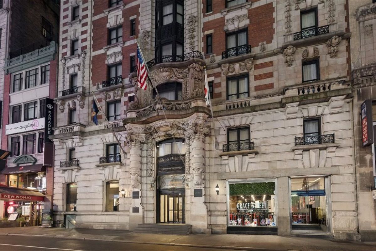 Vooraanzicht van The Hotel at Fifth Avenue in Midtown Manhattan met centrale ligging nabij het Empire State Building.
