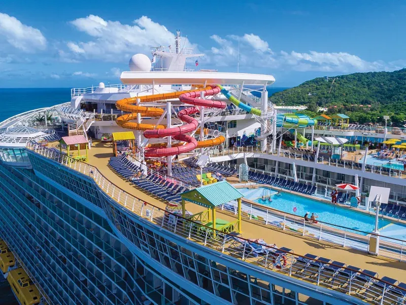 Zwembaden en zonnedek aan boord van de Oasis of the Seas tijdens een zonnige dag op zee