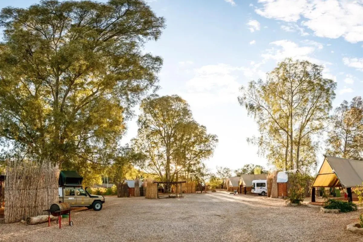 4x4 met daktent op de campsite van Urban Camp in Windhoek