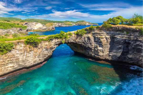Broken Beach natuurlijke rotsboog aan de westkust van Nusa Penida