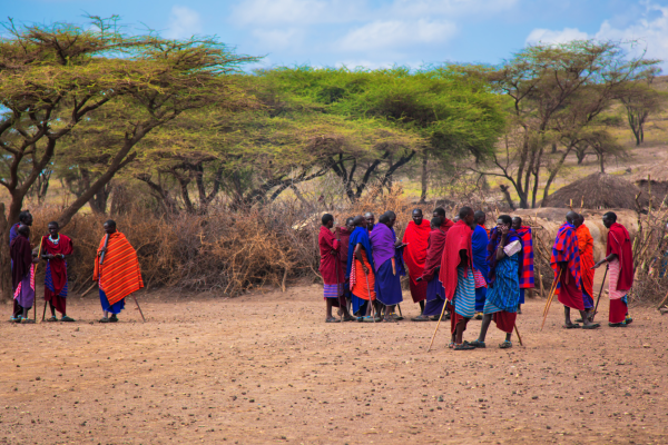 Lokale Masai-mensen in een traditioneel dorp tijdens een culturele ontmoeting