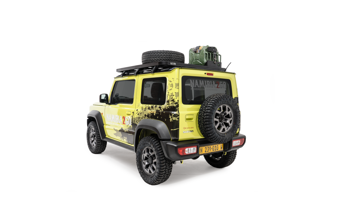 Bagageruimte van Suzuki Jimny 3-deurs 4x4 met zachte reistassen.