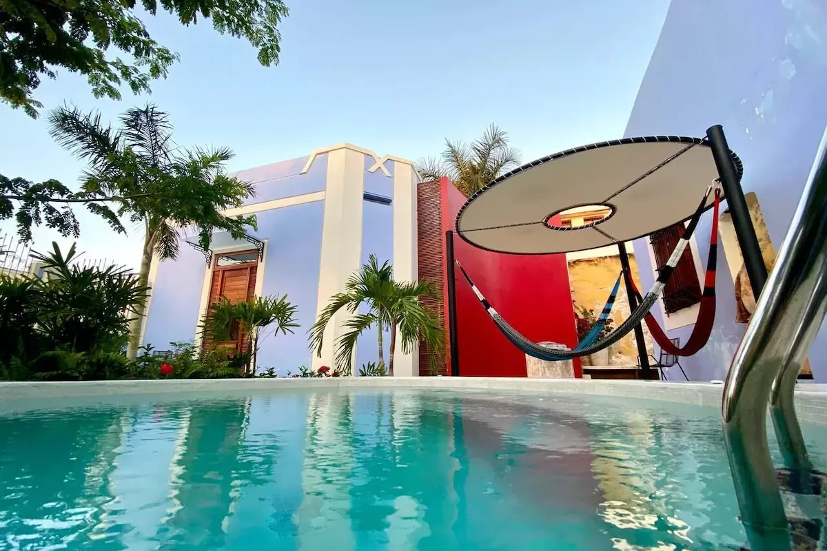 Rustige pool area met tropische sfeer bij Las Lupitas Campeche