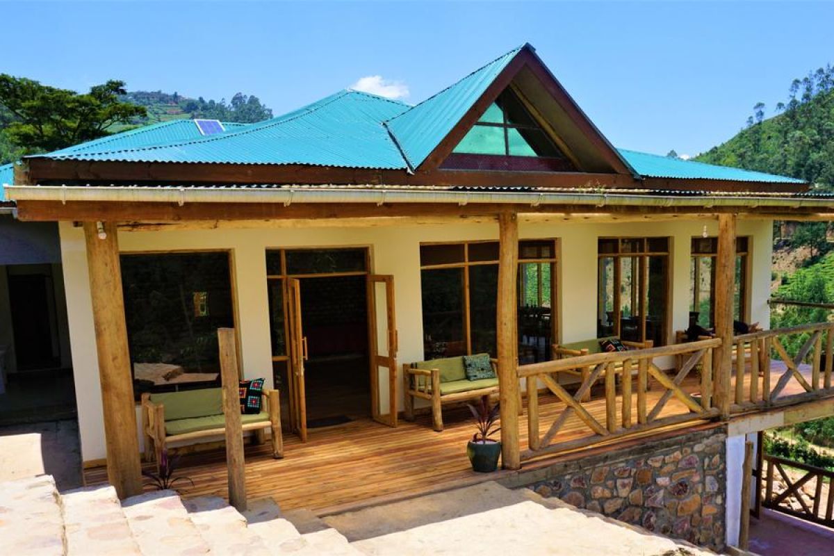 Bweza Gorilla Lodge in Bwindi met uitzicht op het groene bergwoud.