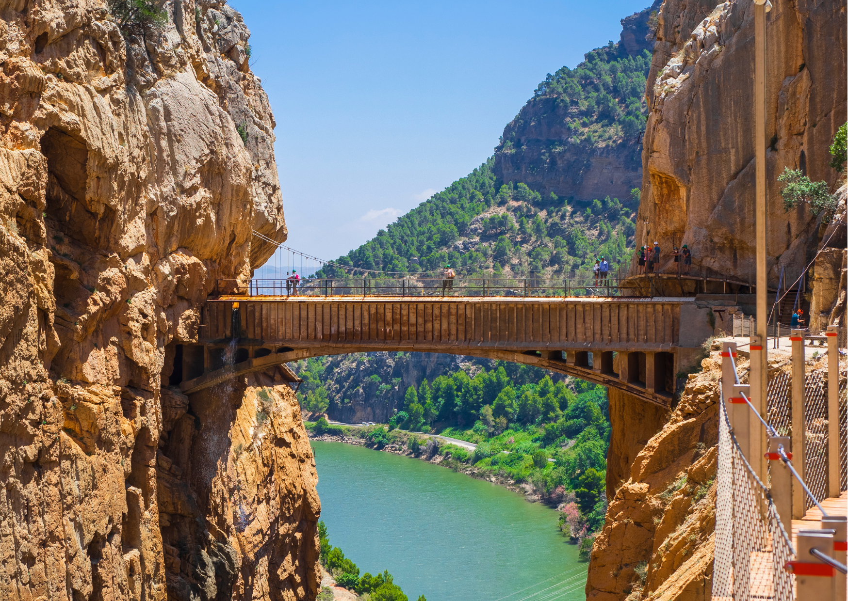 De Caminito del Rey is een smal wandelpad dat hoog tegen de steile wanden van de El Chorro-kloof