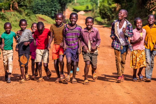 Keniaanse kinderen lachend tijdens het dagelijkse dorpsleven