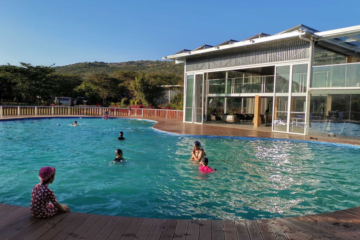 Zwembad van Jambo Mara Safari Lodge met ligbedden en savannezicht
