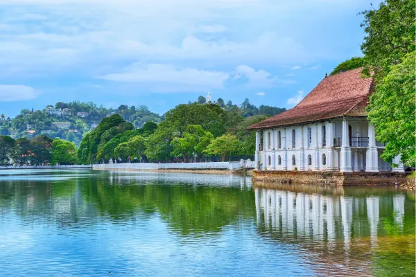 Kandy Lake omgeven door groene heuvels in Kandy, Sri Lanka