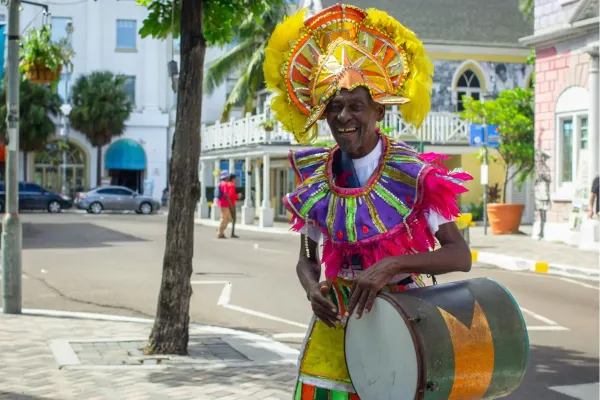 Kleurrijke koloniale gebouwen en winkels in het centrum van Nassau op de Bahama's