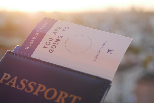 Paspoort en boardingpass klaar voor vertrek naar Namibië