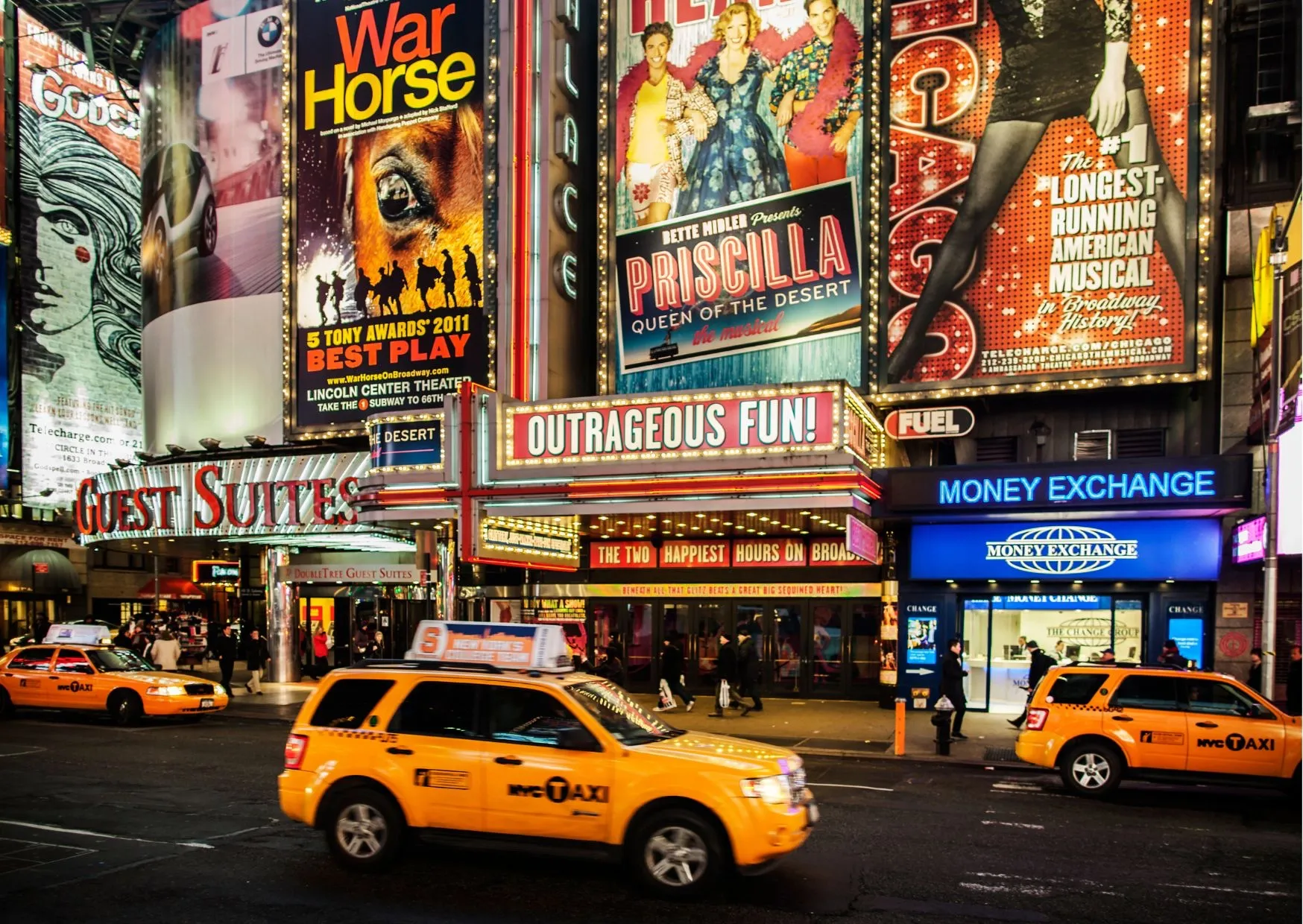 Verlichte theaters van Broadway en de bekende reclameborden op Times Square in New York