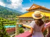 16-daagse rondreis Maleisië met Taman Negara en Pangkor Reiziger kijkt uit over de kleurrijke Kek Lok Si-tempel op Penang