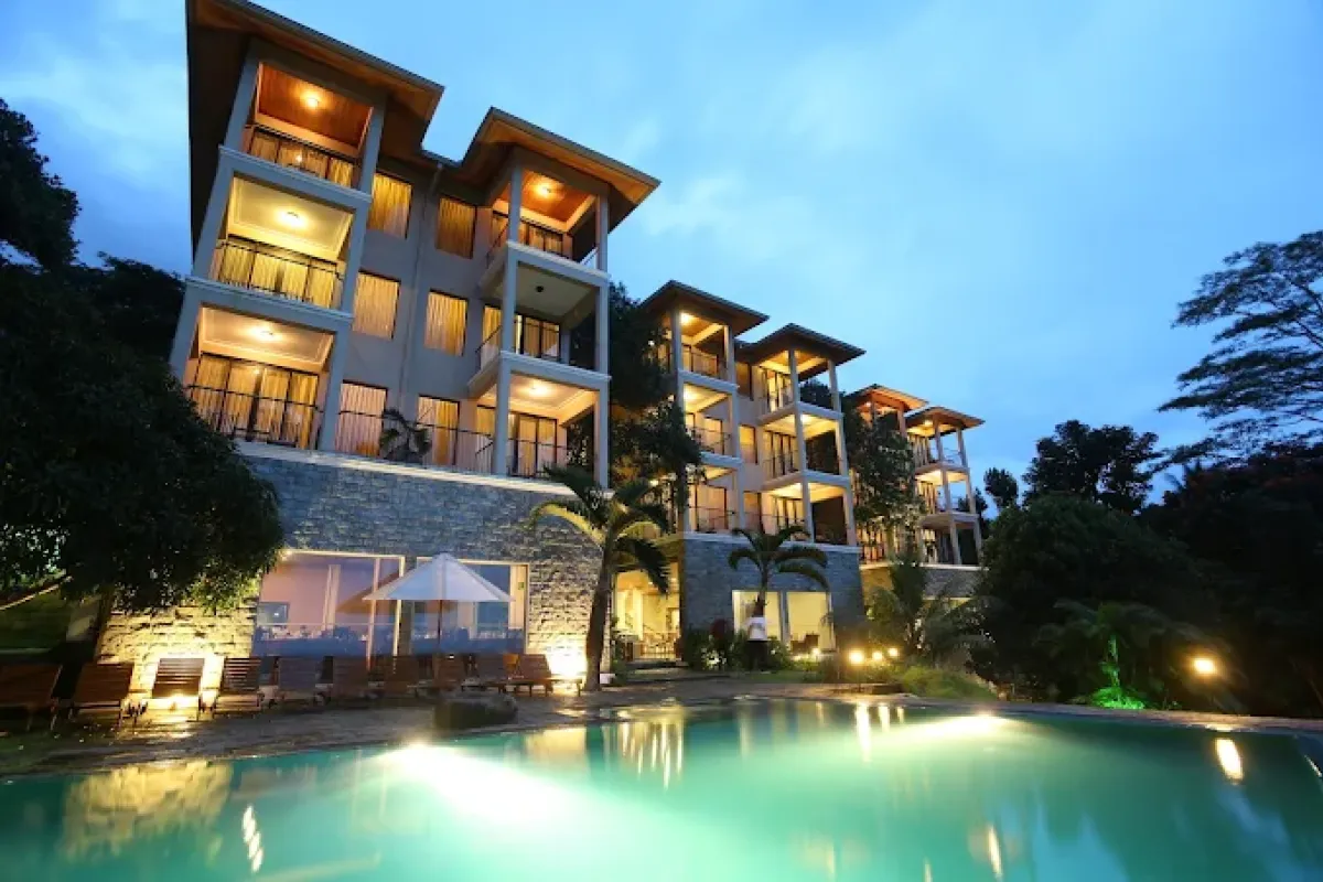 Mount Randholee Resort in Kandy met buitenzwembad en uitzicht op de groene heuvels