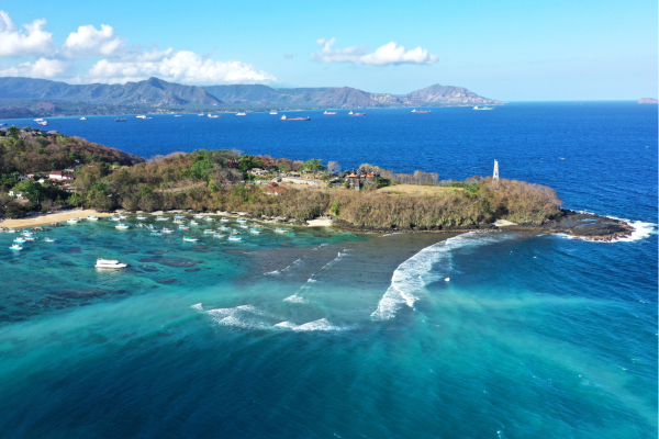 Padang Bai haven met boten richting Nusa Penida