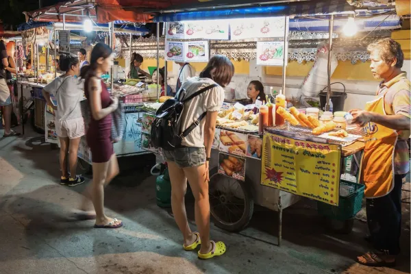 Lokale avondmarkt en Thaise gerechten in Chiang Mai