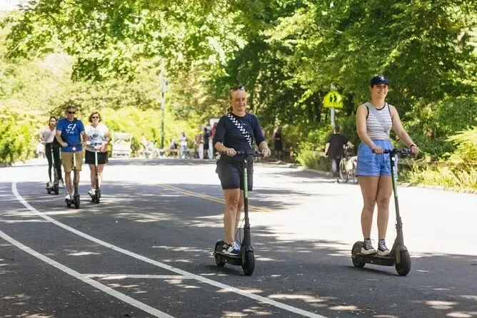 Bezoekers rijden op elektrische steps door Central Park langs bekende bezienswaardigheden in New York