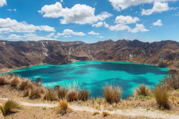 Laguna de Quilotoa, een spectaculair blauwgroen kratermeer in de Andes van Ecuador, gelegen in een ingestorte vulkaankrater.