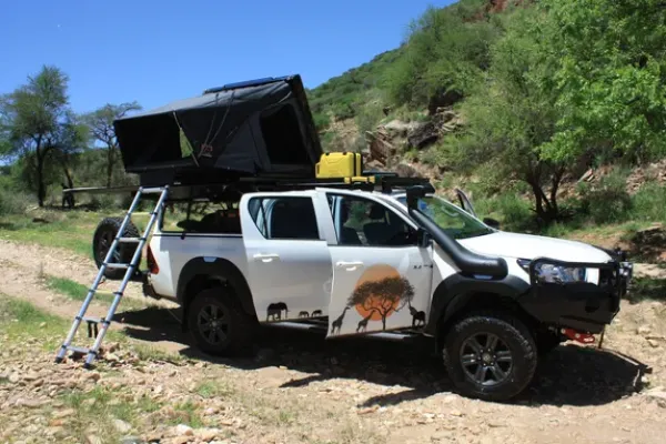 Toyota Hilux 4×4 Double Cab met volledige kampeeruitrusting – ideaal voor selfdrive rondreizen in Zuidelijk Afrika