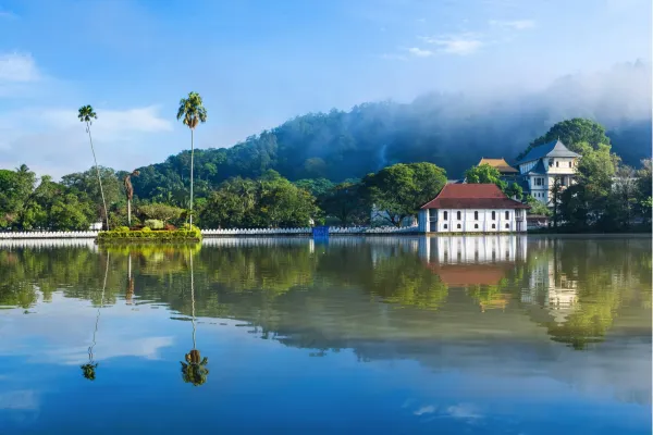 Kandy Lake omgeven door groene heuvels in Kandy, Sri Lanka