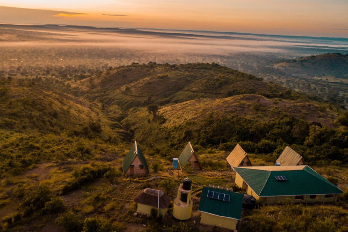 Panoramisch terras van Hyena Hill Lodge met uitzicht op Lake Mburo.