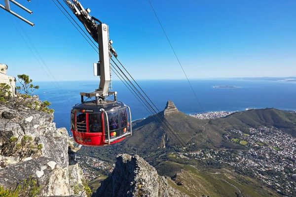 Kaapstad_Uitzicht met kabelbaan over Kaapstad met de Tafelberg