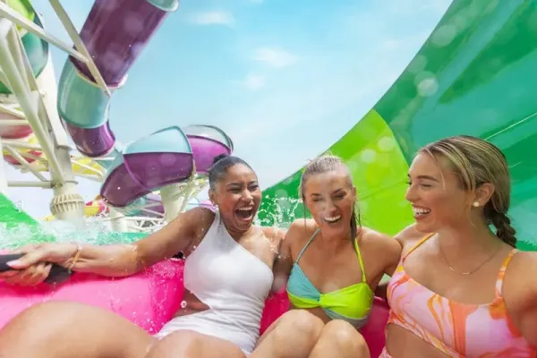 Waterglijbanen en zwembaden van Thrill Waterpark op Perfect Day at CocoCay