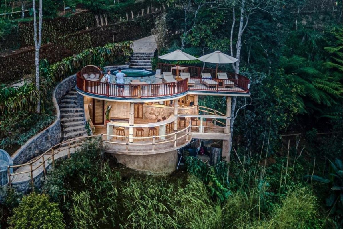 “Drankje aan de bar met uitzicht op mistige bergen – Munduk Moding Plantation.”